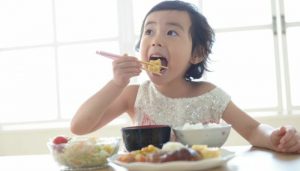 企業主導型保育に給食は必要？給食を提供するための方法とは