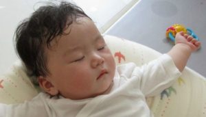 0歳児の寝かしつけ方法！メリハリのある生活で睡眠リズムを整えよう