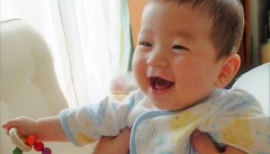 0歳の時期におすすめのおもちゃとは？子どもの興味をひき出そう！