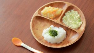 0歳児の食事の特徴は？月齢ごとの離乳食の進め方や注意点