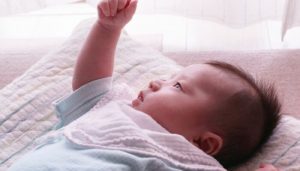 0歳の成長を月齢ごとに紹介！成長段階を把握して関わりを楽しもう