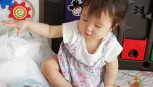 0歳児にとって遊びとは？遊びのポイントと大人の役割