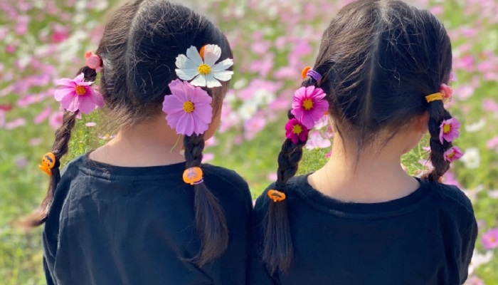 花飾りを頭につけた2人の女児