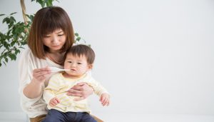 0歳児が熱を出したら？子どもの発熱の対処法と受診のポイント
