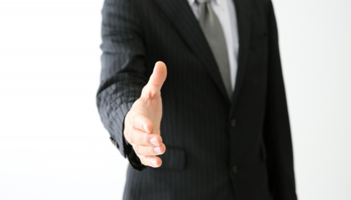スーツを着た男性の握手
