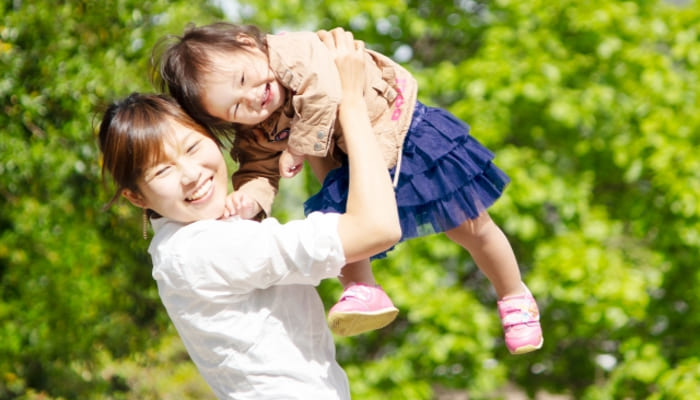 娘を抱きかかえる母親