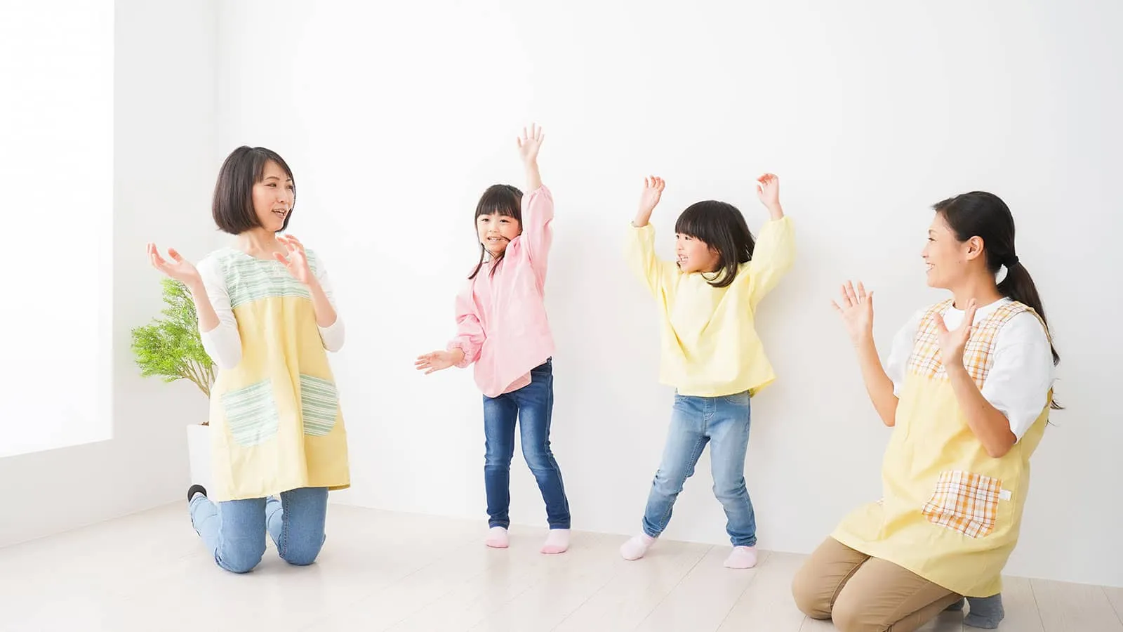 子どもに人気の手遊び歌20選！保育で盛り上がる手遊びを年齢別に紹介