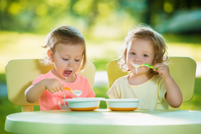 食事をする子ども