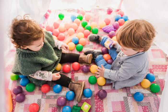 2歳児の室内遊びアイデア20選！狙いや準備なしでできる遊びを紹介