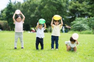 2歳児向け運動遊び12選｜ゲーム形式・室内でできるアイデアと注意点を紹介
