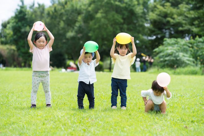 2歳児向け運動遊び12選｜ゲーム形式・室内でできるアイデアと注意点を紹介