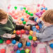 室内遊びをする子ども